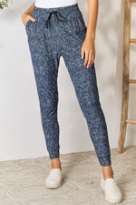 Load image into Gallery viewer, LOVEIT Heathered Drawstring Leggings with Pockets
